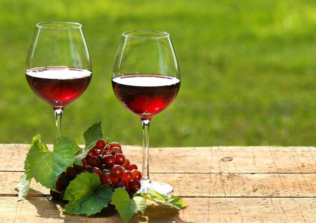 WINE 3rsz_red_wine_on_summer_day